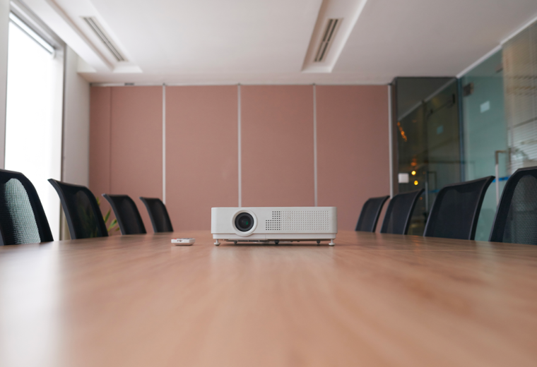 Projecteur déposé sur une table dans une salle de réunion